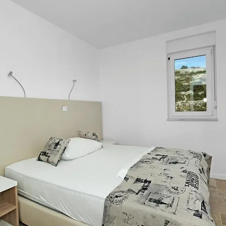 Three-bedroom In Apartman Šibenik